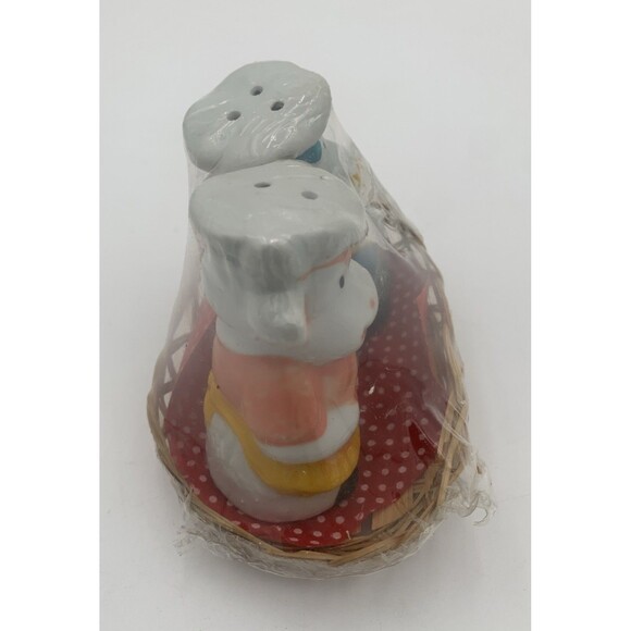 COW SALT PEPPER SET NOS WICKER BASKET MAN WOMAN FIGURAL APRON SPATULA SHAKER. - Picture 4 of 5